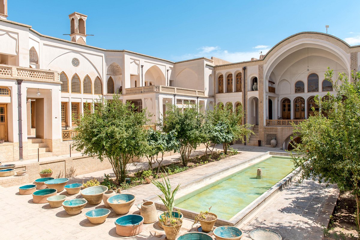 Manouchehri Traditional House And Hotel